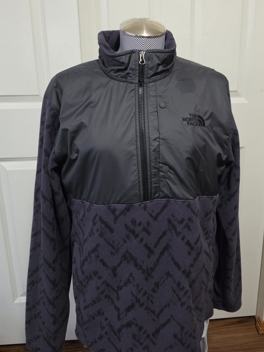Pre Owned The North Face men's Black & Dark Gray Pullover Fleece Jacket